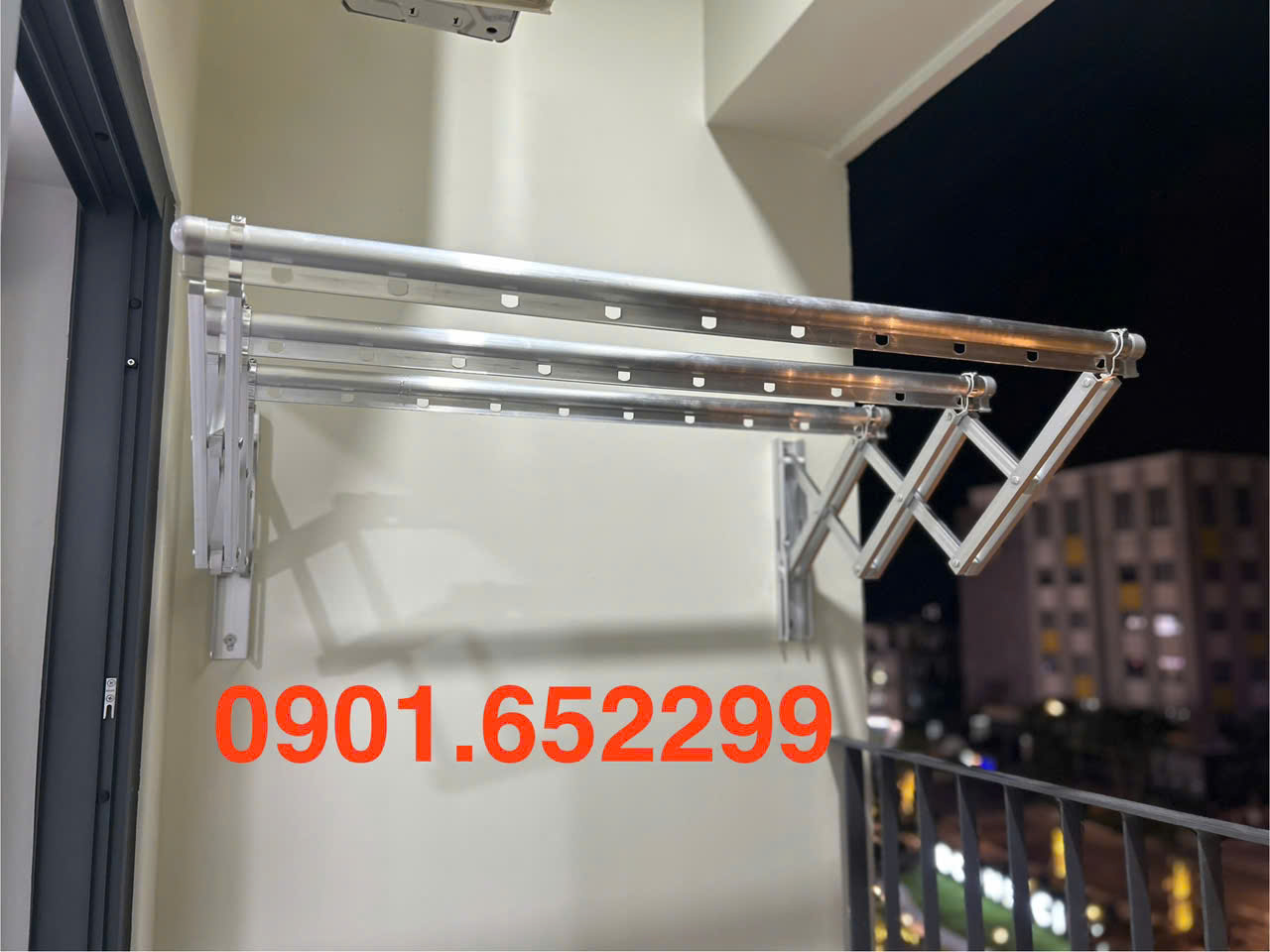 Giàn phơi gắn tường cho chung cư nhỏ