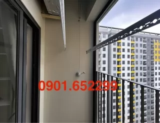 Giàn phơi gắn trần nên chọn loại tay quay hay tự động