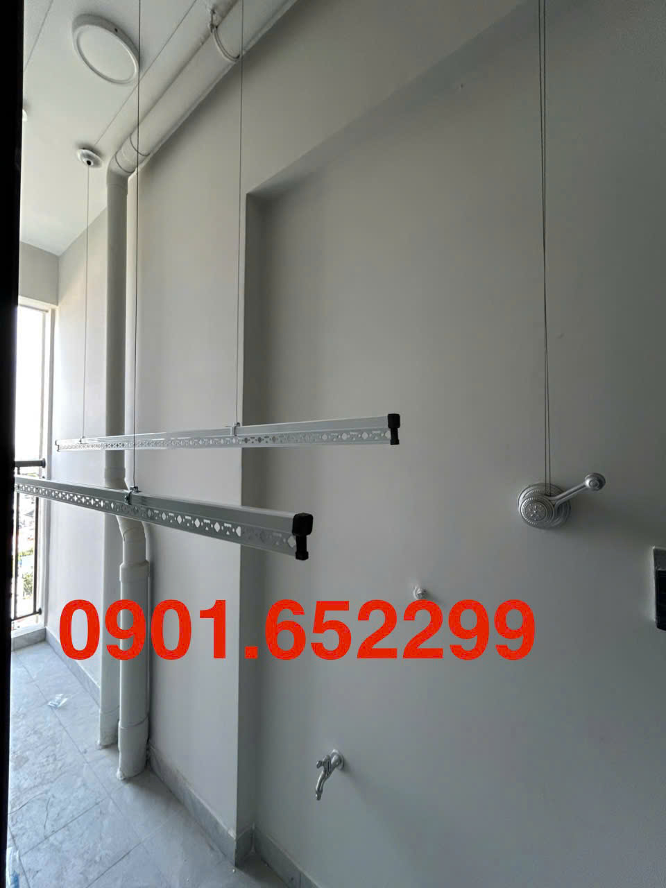 Giàn phơi gắn trần cho ban công nhỏ hẹp