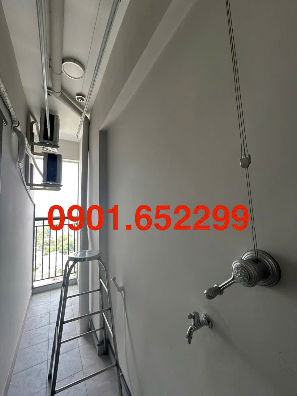 Giàn phơi gắn trần cho ban công nhỏ hẹp