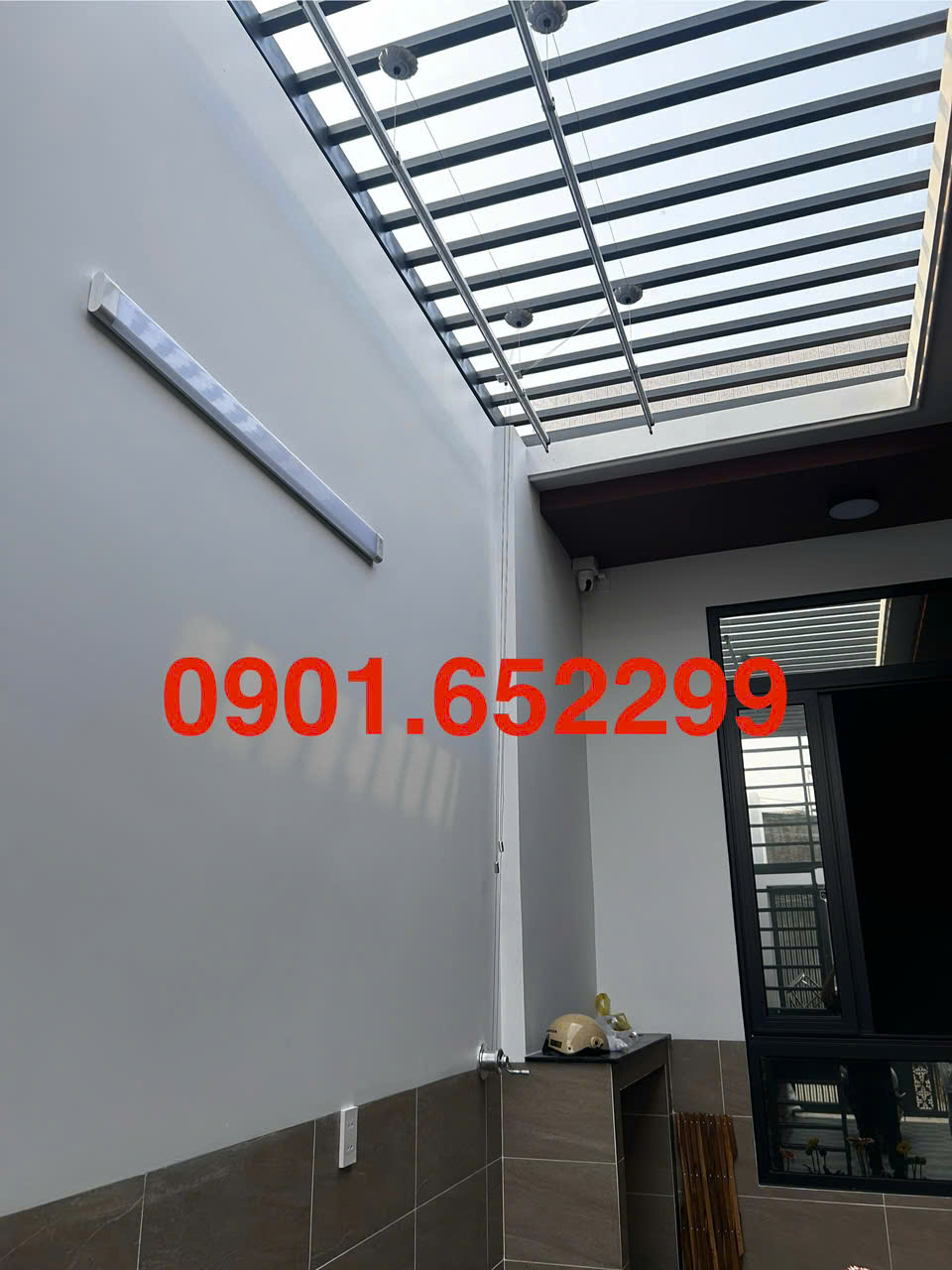 Giàn phơi gắn trần nên chọn loại tay quay hay tự động