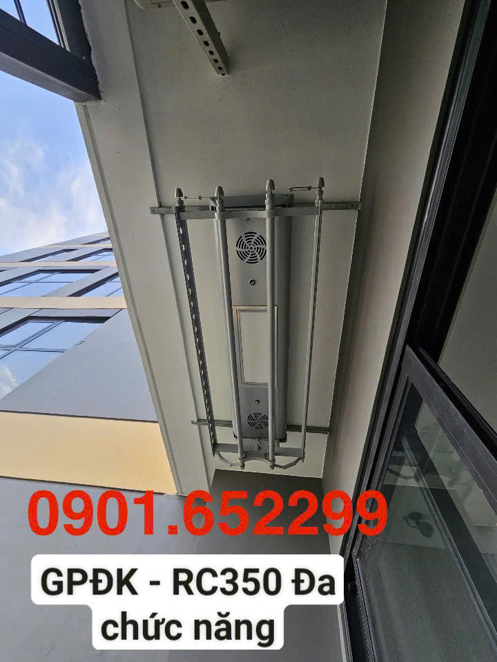 Giàn phơi gắn trần nên chọn loại tay quay hay tự động