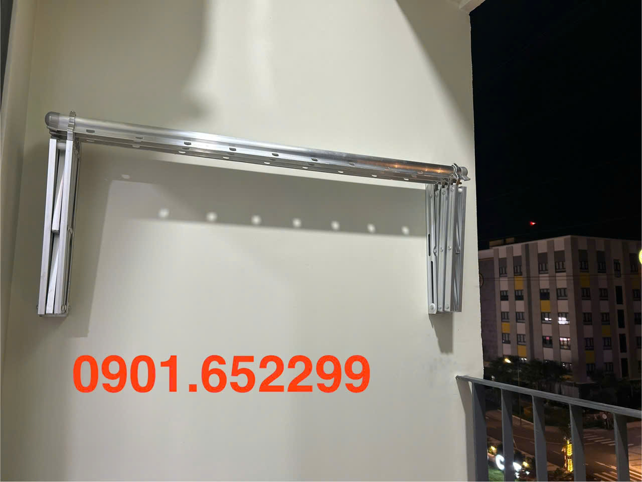 Giàn phơi gắn tường cho chung cư nhỏ