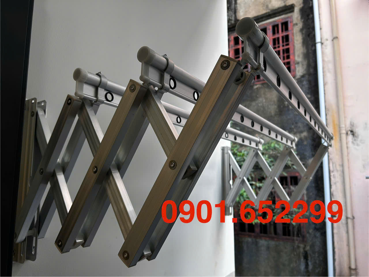 Giàn phơi gắn tường lắp đặt trong ngày