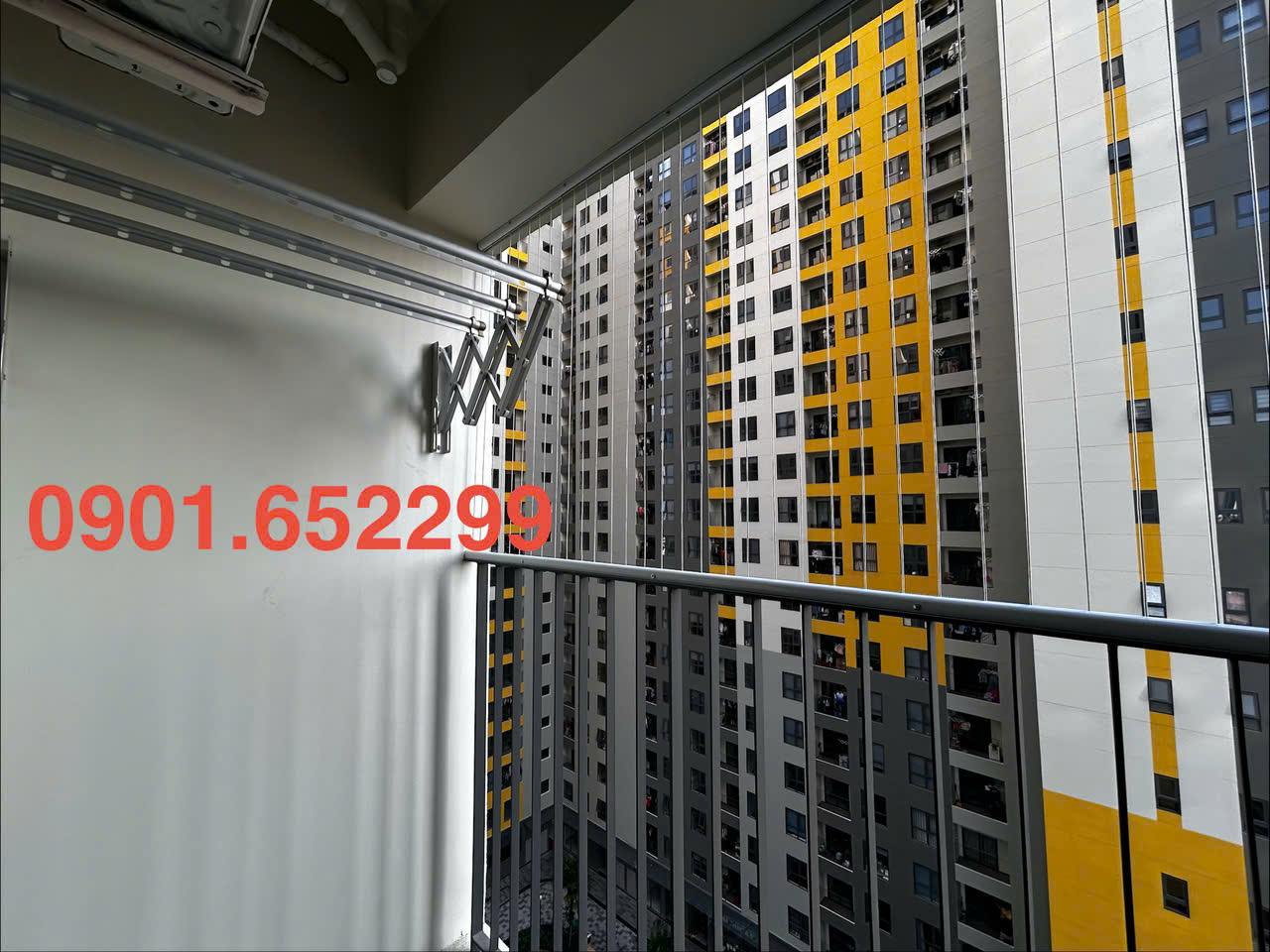 Thi công giàn phơi gắn tường chung cư Pegasus Plaza