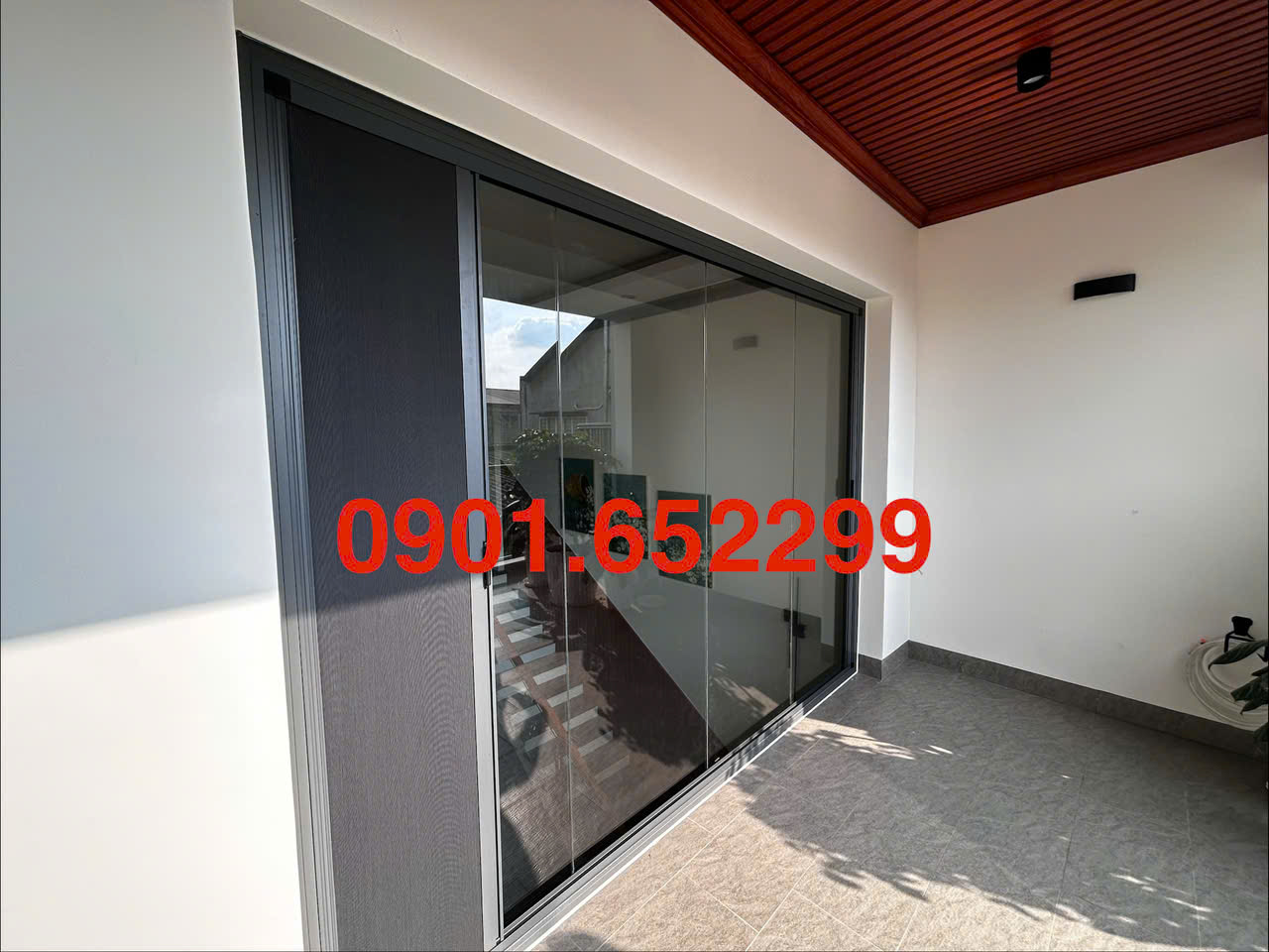 Thi công vách ngăn lạnh rèm tổ ong tại Aquacity