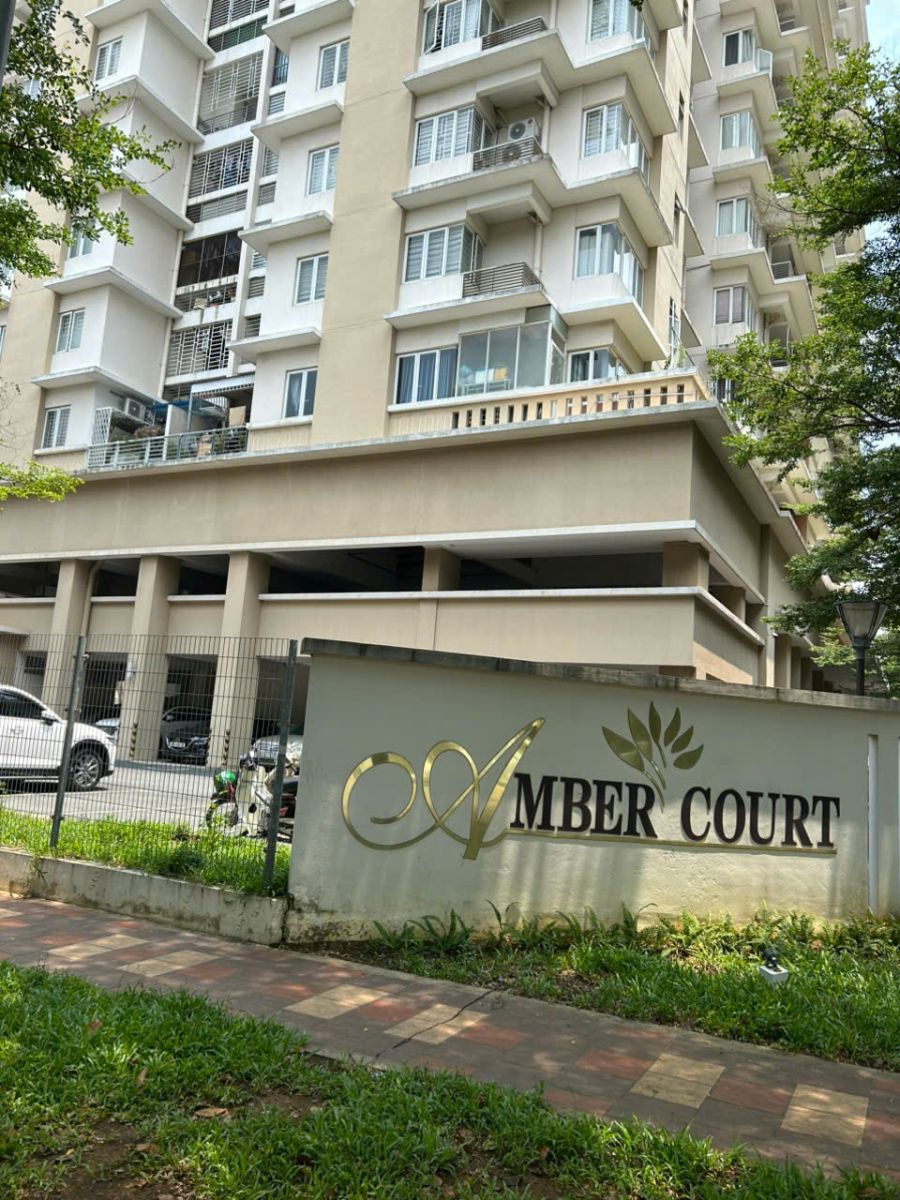 <h1>Thi công giàn phơi, lưới an toàn, cửa lưới, màn cửa tại Chung cư Amber Court Biên Hòa</h1> Chung cư Amber Court Biên Hòa – một trong những khu căn hộ cao cấp, hiện đại bậc nhất Đồng Nai – đang ngày càng được cư dân quan tâm đến việc nâng cấp không gian sống bằng những giải pháp nội thất thông minh. Nổi bật nhất là các hạng mục như: thi công giàn phơi thông minh, lắp đặt lưới an toàn ban công, cửa lưới chống muỗi, màn cửa cao cấp.  <h2>1. Giàn phơi thông minh – Giải pháp tối ưu cho căn hộ</h2> Tại các căn hộ chung cư như Amber Court, diện tích ban công thường hạn chế. Việc lắp đặt giàn phơi thông minh gắn trần hoặc giàn phơi xếp ngang giúp tiết kiệm không gian hiệu quả.  Ưu điểm: Thiết kế nhỏ gọn, sang trọng  Dễ dàng kéo lên, hạ xuống bằng ròng rọc trợ lực  Chất liệu inox 304 hoặc hợp kim nhôm siêu bền, chống gỉ  Phù hợp với mọi không gian ban công  📌 Tham khảo thêm: Giàn phơi thông minh Biên Hòa  <h2>2. Lưới an toàn ban công – An toàn cho trẻ nhỏ, thẩm mỹ cao</h2> Ban công căn hộ Amber Court thường nằm ở độ cao lớn. Lưới an toàn ban công là biện pháp không thể thiếu nhằm ngăn ngừa rủi ro té ngã, đặc biệt với gia đình có trẻ nhỏ hoặc người lớn tuổi.  Ưu điểm: Dây cáp inox bọc nhựa, chịu lực cao  Không làm mất tầm nhìn và thẩm mỹ mặt ngoài  Có thể tích hợp cảm biến báo động an ninh  Thi công nhanh gọn trong 1 buổi  📌 Xem chi tiết: Lưới an toàn tại Biên Hòa – Đại Phát  <h2>3. Cửa lưới chống muỗi – Giải pháp bảo vệ sức khỏe</h2> Khu vực Biên Hòa có mật độ muỗi cao vào mùa mưa. Vì vậy, cửa lưới chống muỗi là lựa chọn không thể thiếu cho mỗi căn hộ.  Các loại phổ biến: Cửa lưới xếp gọn: phù hợp cửa chính, ban công  Cửa lưới lùa: tiết kiệm không gian  Cửa lưới cố định cho ô cửa sổ  Lợi ích: Chặn 100% côn trùng xâm nhập  Giữ được độ thông thoáng và ánh sáng tự nhiên  Chất liệu lưới sợi thủy tinh hoặc inox, bền bỉ  <h2>4. Màn cửa cao cấp – Điểm nhấn cho không gian sống</h2> Màn cửa giúp tăng thẩm mỹ cho không gian nội thất và bảo vệ sự riêng tư. Đại Phát cung cấp và thi công các dòng màn vải 2 lớp, màn sáo đứng, màn cuốn… phù hợp với thiết kế hiện đại tại Amber Court.  Ưu điểm nổi bật: Cản sáng, cản nhiệt tốt  Đa dạng chất liệu: vải Hàn Quốc, Nhật Bản  Có thể lựa chọn màu sắc, hoa văn theo nội thất  Dễ vệ sinh, độ bền cao  📌 Xem mẫu: Màn vải Biên Hòa – mẫu mới 2025  <h2>5. Lý do khách hàng tại Amber Court lựa chọn Đại Phát</h2> Tư vấn khảo sát miễn phí tại căn hộ  Đội ngũ kỹ thuật lành nghề, thi công trong ngày  Sản phẩm chất lượng cao, bảo hành từ 3–5 năm  Cam kết giá tốt, không phát sinh phụ phí  <h2>Liên hệ thi công nội thất tại Amber Court Biên Hòa</h2> Nội Thất Đại Phát – Đơn vị thi công nội thất uy tín tại Biên Hòa 📍 Địa chỉ: 1/1A Tổ 5, KP3, P. Tam Hiệp, Biên Hòa, Đồng Nai 📞 Hotline: 0901 652 299 🌐 Website: https://noithatdaiphatvn.com 📧 Email: ngohieubactranh@gmail.com  <h2>Tổng kết</h2> Thi công giàn phơi, lưới an toàn, cửa lưới, màn cửa tại Chung cư Amber Court Biên Hòa là những hạng mục cần thiết để nâng cao chất lượng sống, tối ưu không gian, đảm bảo an toàn và tăng tính thẩm mỹ. Đại Phát cam kết mang đến dịch vụ chuyên nghiệp – nhanh chóng – giá tốt nhất cho cư dân Amber Court.